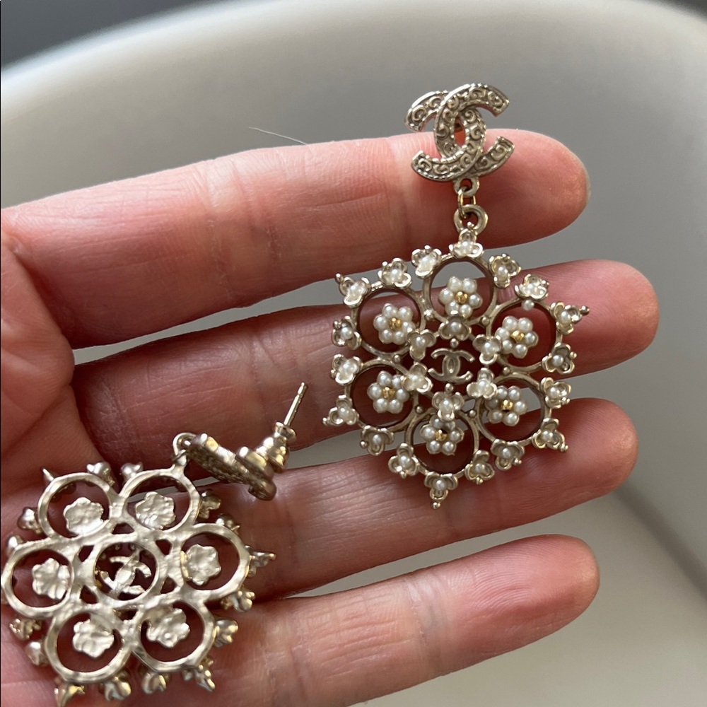 CHANEL Silver and Pearl Floral Earrings - Picture 8 of 10